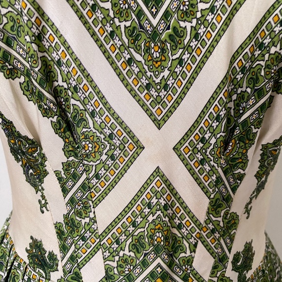 Vintage 1960s sleeveless satin cocktail dress green paisley motif pleated skirt - Picture 6 of 7